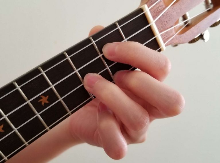 how-to-play-g-chord-on-ukulele-3-easy-variations