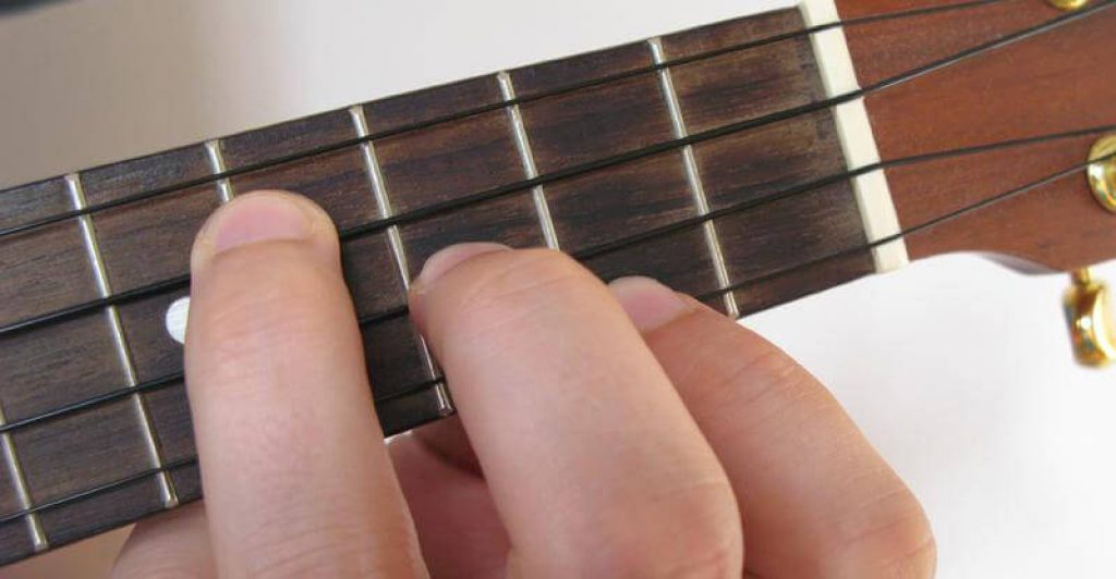 how-to-play-e-minor-on-ukulele-4-easy-variations